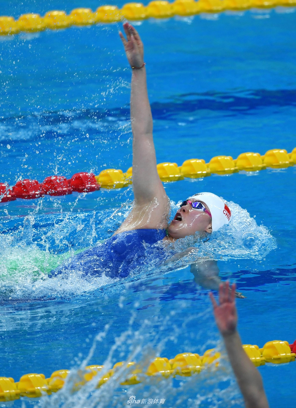 冠军赛傅园慧女子100米仰泳预赛第一