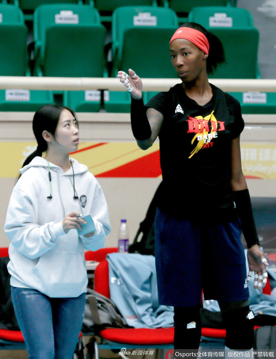 天津女排公开训练备战新赛季 朱婷扣杀