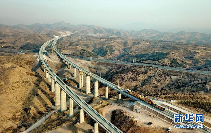 崇礼铁路铺轨工程在河北省张家口市下花园区戴家营3号大桥开始展