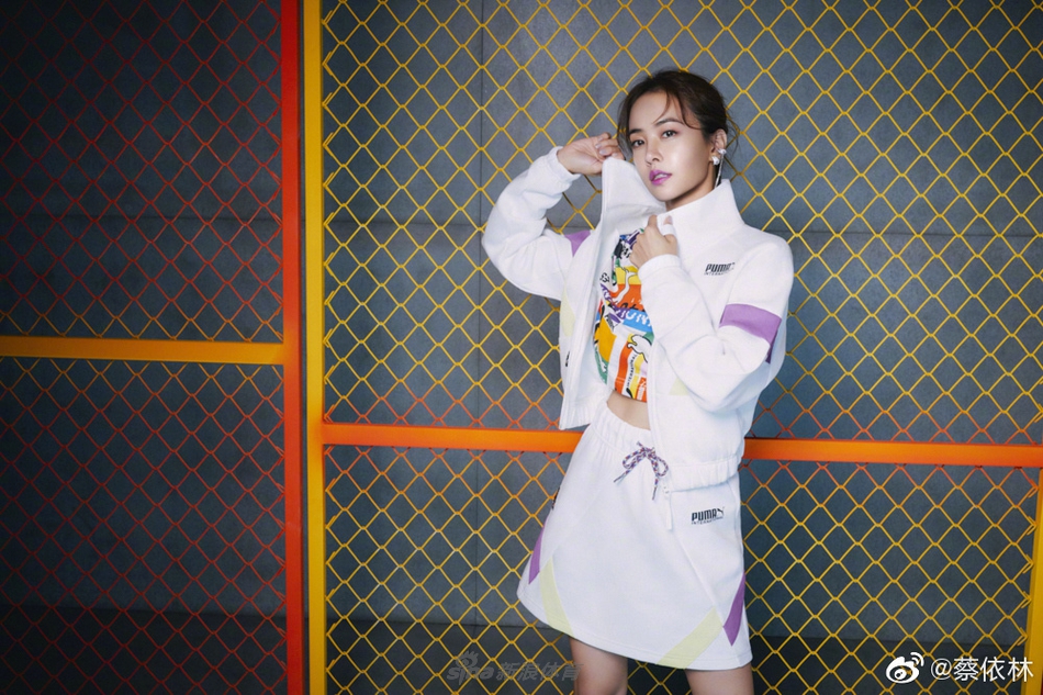 蔡依林运动写真 秀一字马