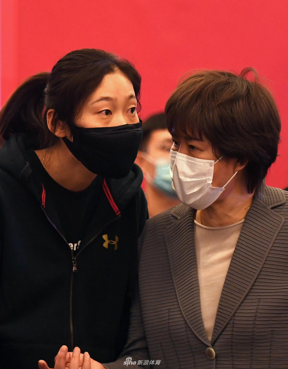 郎平参观《国家荣誉―中国女排精神展》