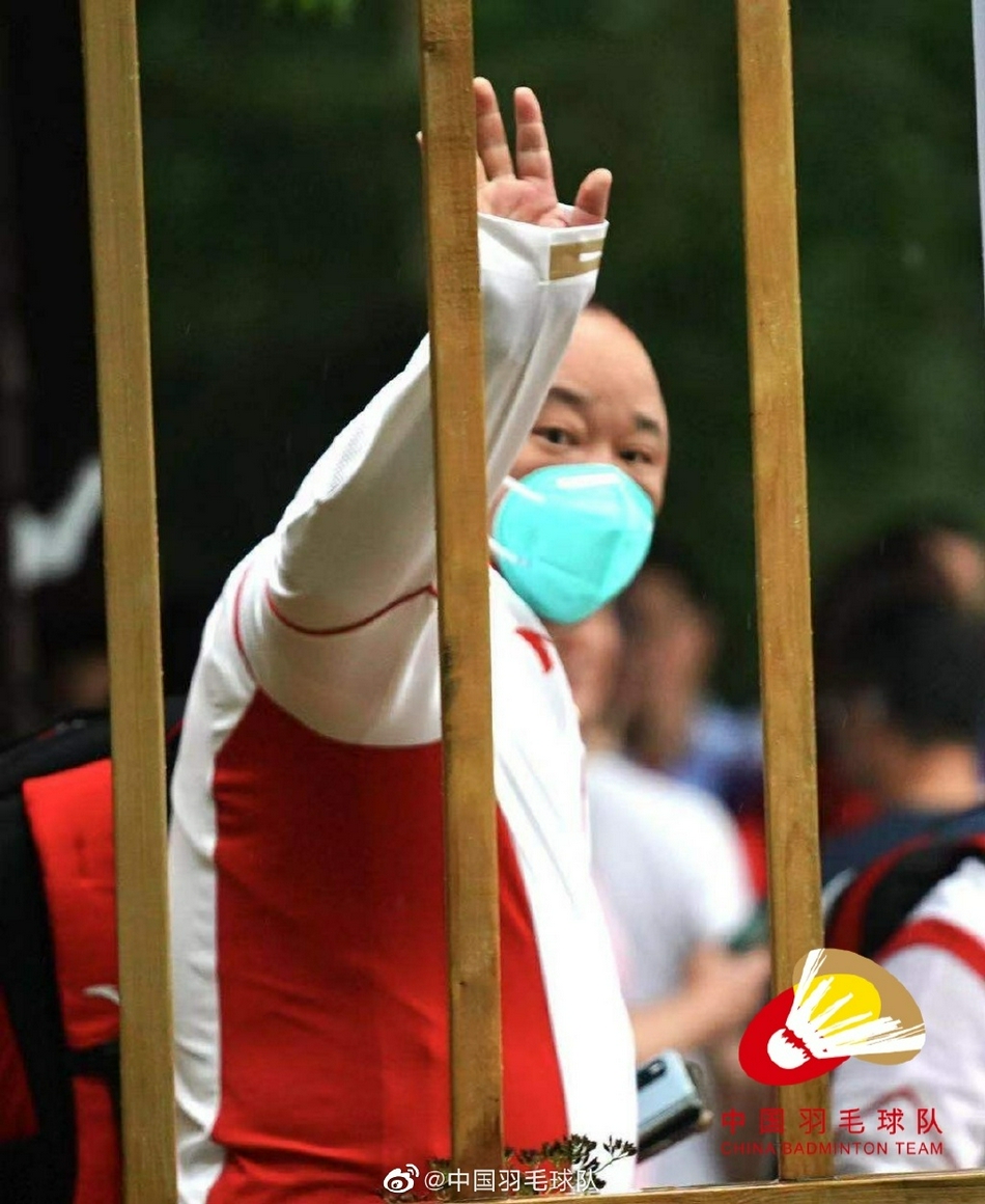 中国羽毛球队冒雨出征东京奥运会