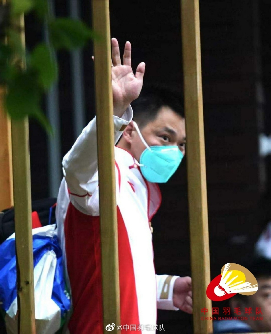 中国羽毛球队冒雨出征东京奥运会