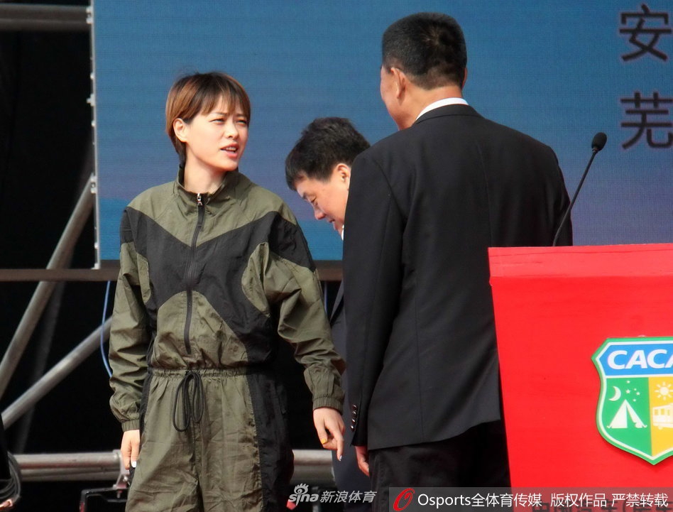 许海峰与刘翔妻子亮相汽车露营大会