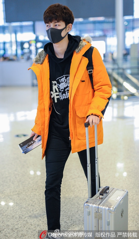 击剑男神董力现身上海虹桥机场