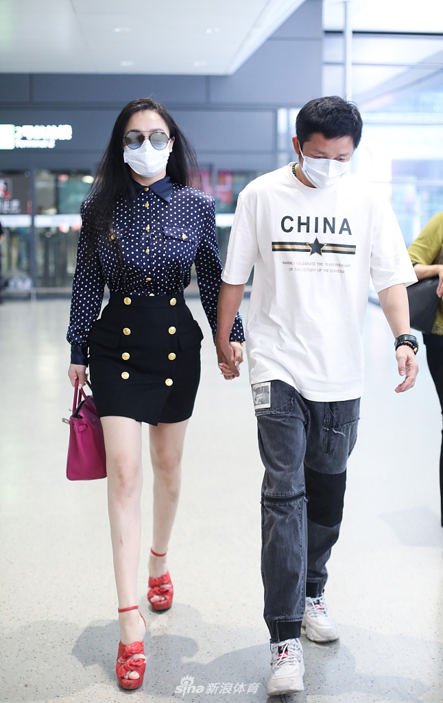 邹市明冉莹颖现身机场 两人并肩同行十指紧扣