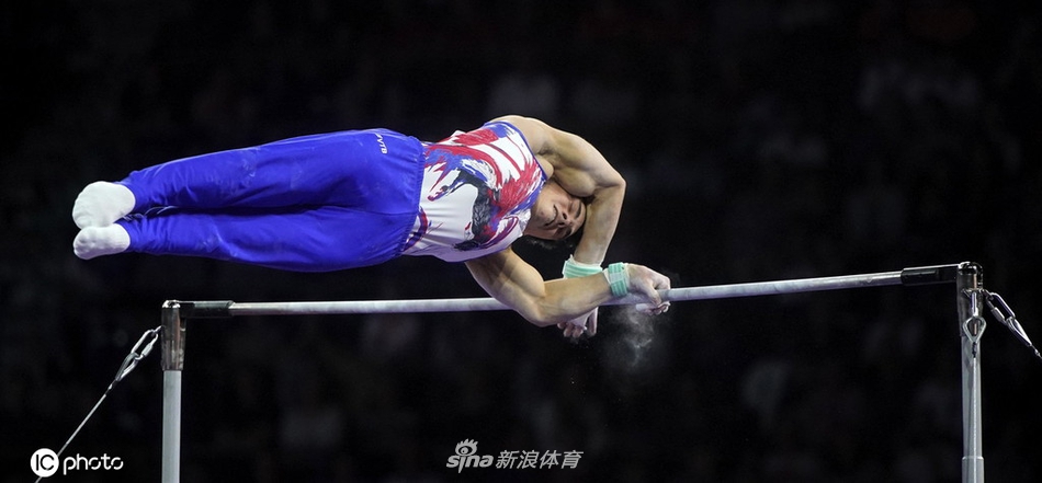 体操世锦赛俄罗斯男团夺冠 疯狂庆祝