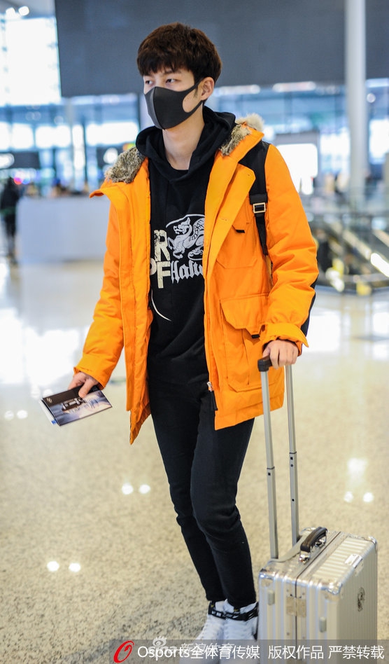 击剑男神董力现身上海虹桥机场