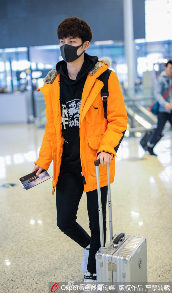 击剑男神董力现身上海虹桥机场