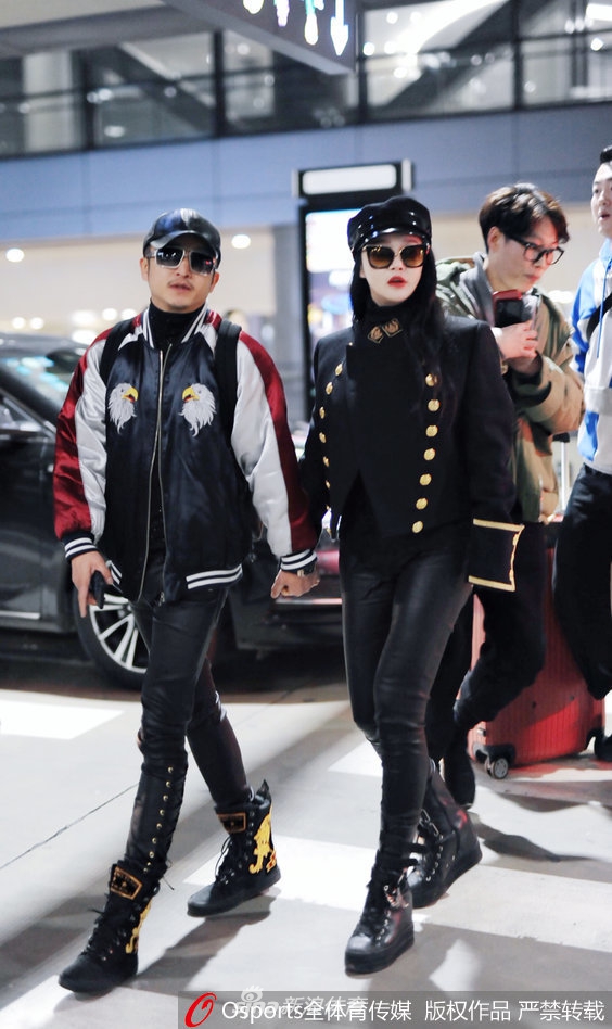 邹市明冉莹颖机场十指相扣恩爱十足