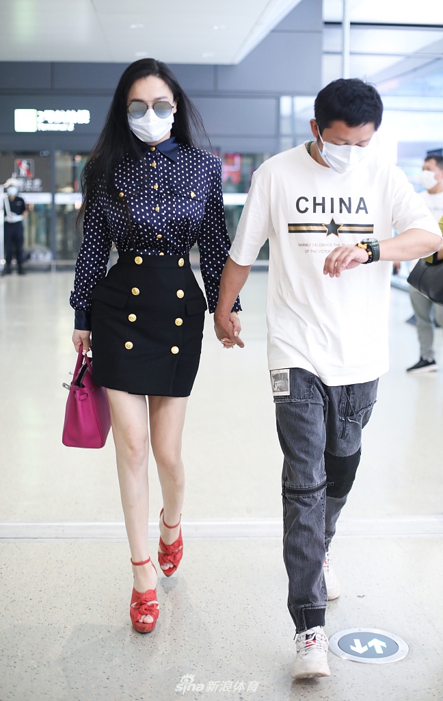 邹市明冉莹颖现身机场 两人并肩同行十指紧扣