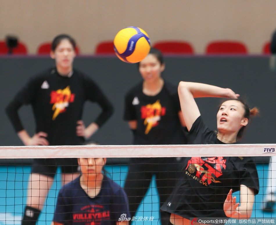 天津女排公开训练备战新赛季 朱婷扣杀