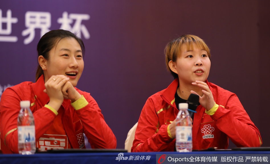 丁宁朱雨玲出席球迷见面会