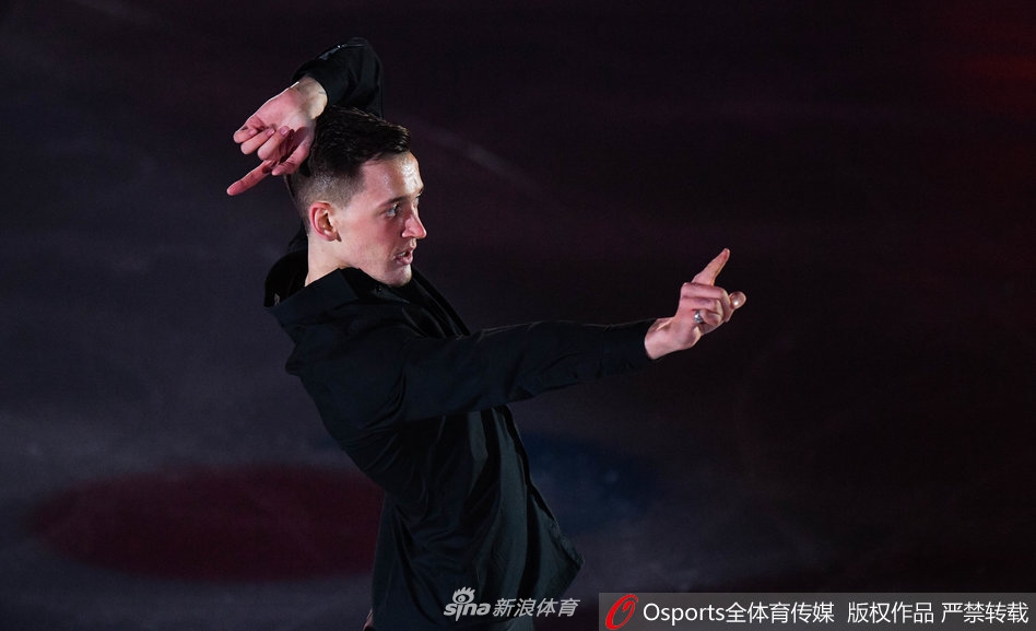 花滑俄锦赛表演滑 扎吉托娃性感妩媚