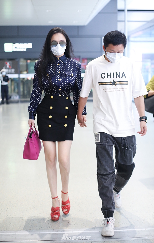 邹市明冉莹颖现身机场 两人并肩同行十指紧扣