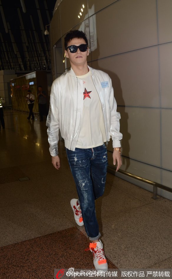 孙杨现身赶赴美国训练