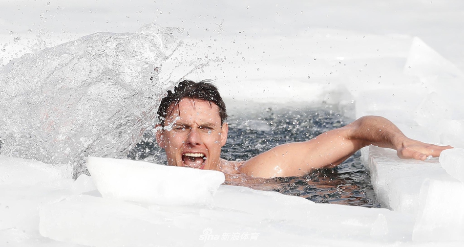 捷克男子打破冰下游泳世界纪录