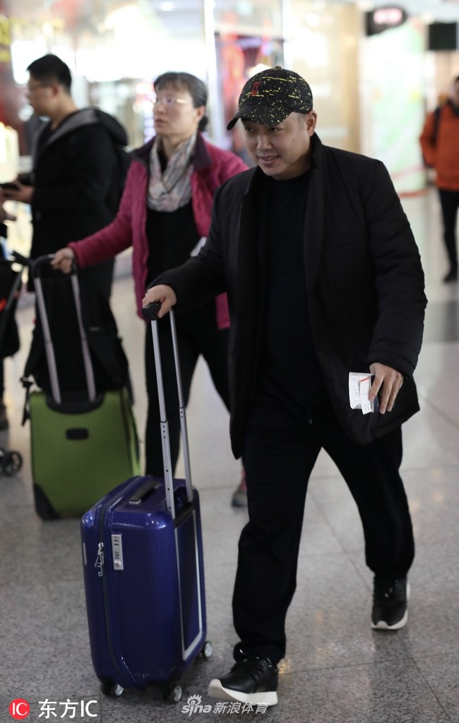 刘国梁低调现身机场 自提行李箱毫无架子