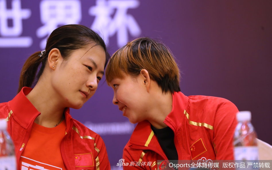 丁宁朱雨玲出席球迷见面会