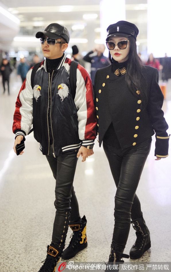 邹市明冉莹颖机场十指相扣恩爱十足