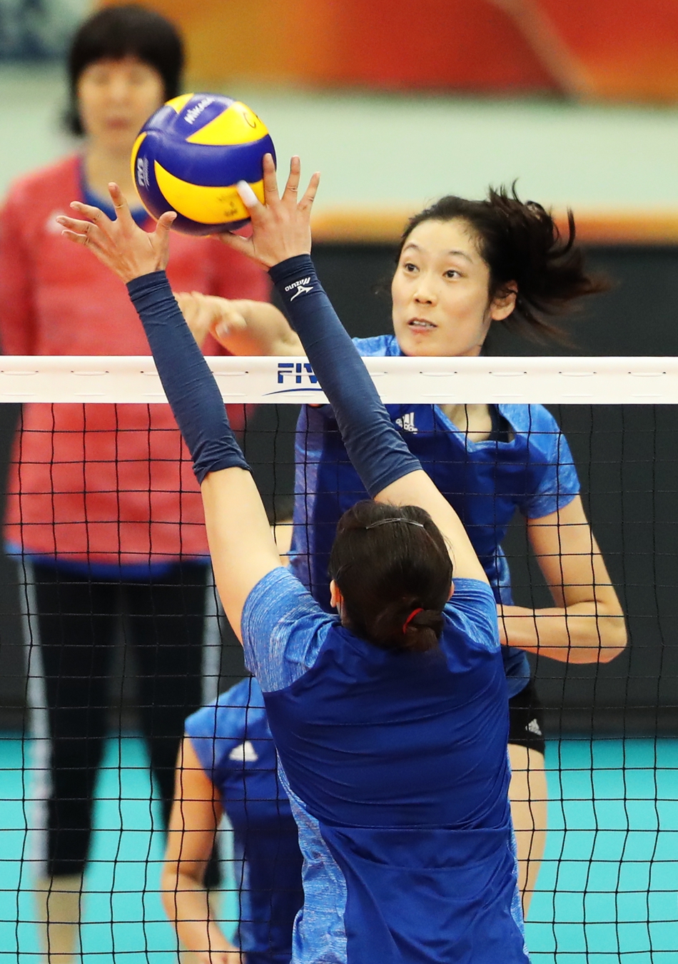 中国女排备战世锦赛六强赛 朱婷做鬼脸
