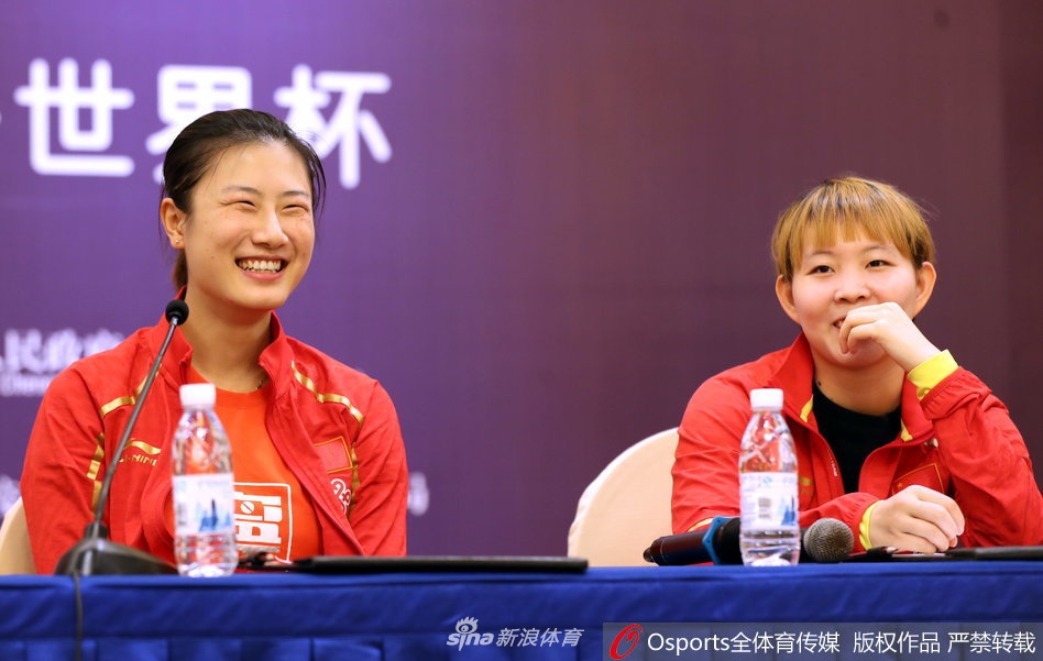 丁宁朱雨玲出席球迷见面会