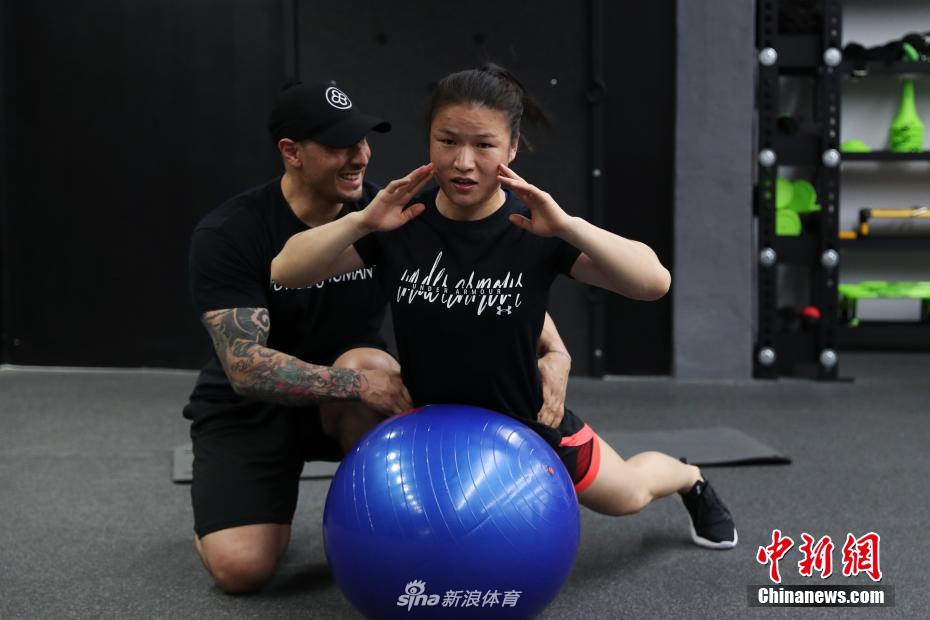 张伟丽回国后举行首场媒体公开训练