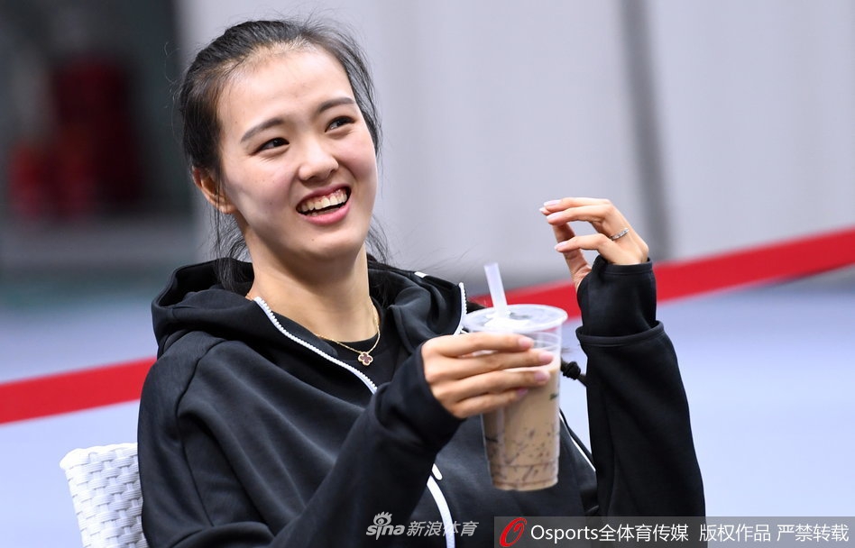 张常宁变身“奶茶妹妹” 为未婚夫加油