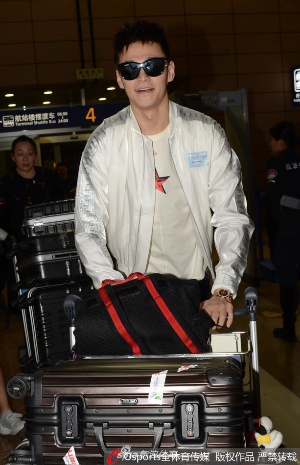 孙杨现身赶赴美国训练