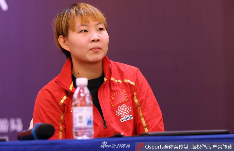 丁宁朱雨玲出席球迷见面会