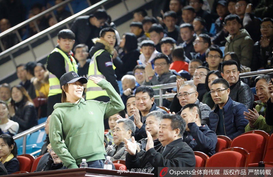 短道速滑名将周洋现场助阵CBA