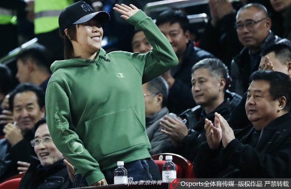 短道速滑名将周洋现场助阵CBA