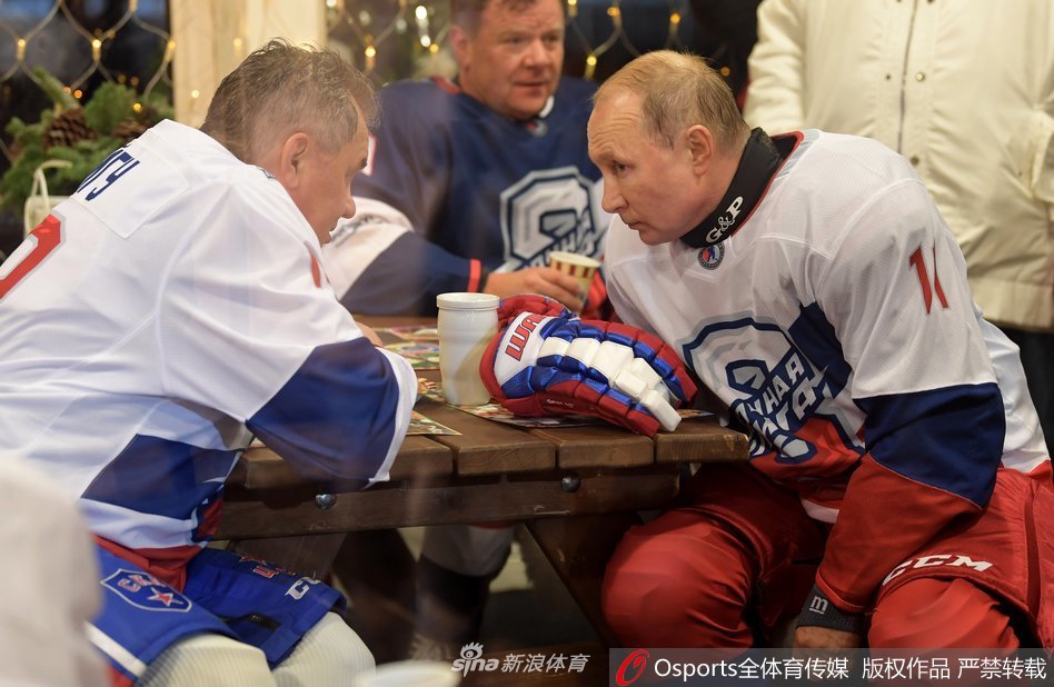 普京化身冰球选手 参加夜间冰球比赛