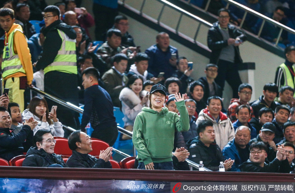 短道速滑名将周洋现场助阵CBA