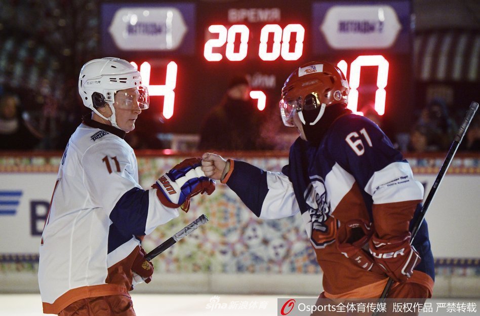 普京化身冰球选手 参加夜间冰球比赛