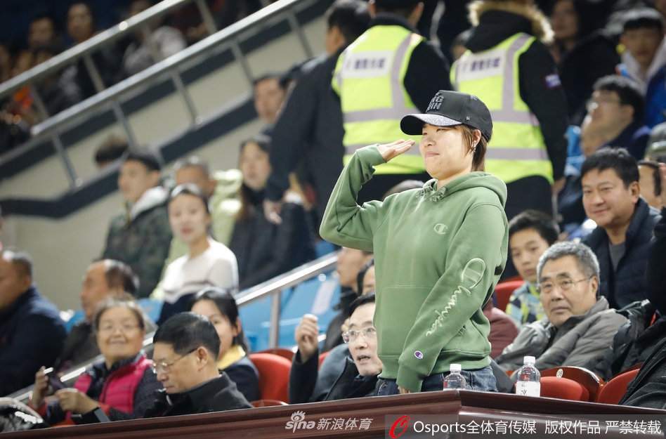 短道速滑名将周洋现场助阵CBA