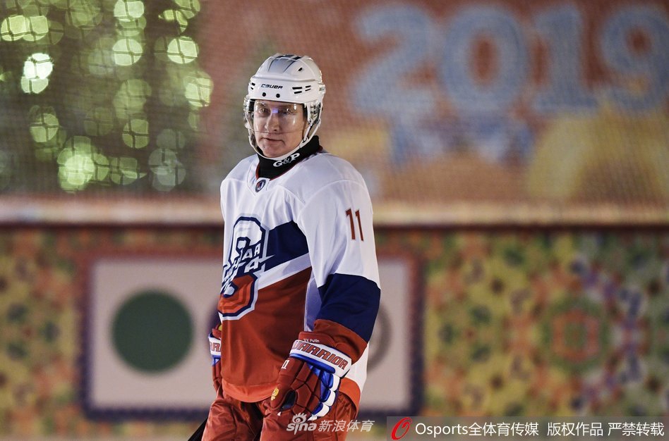 普京化身冰球选手 参加夜间冰球比赛