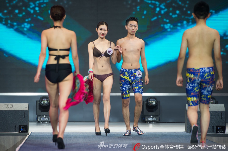 沈阳举办空姐比基尼大赛