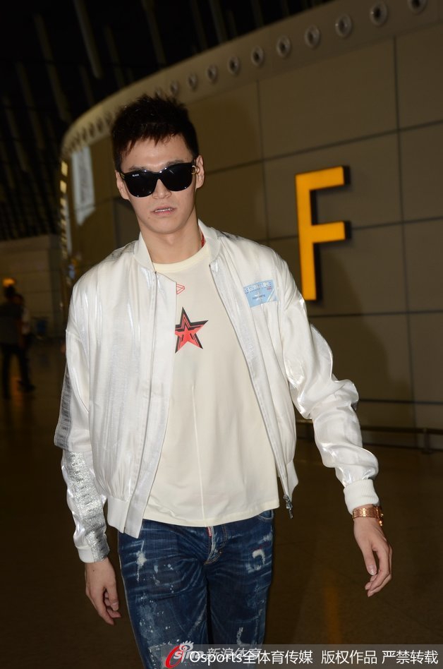 孙杨现身赶赴美国训练