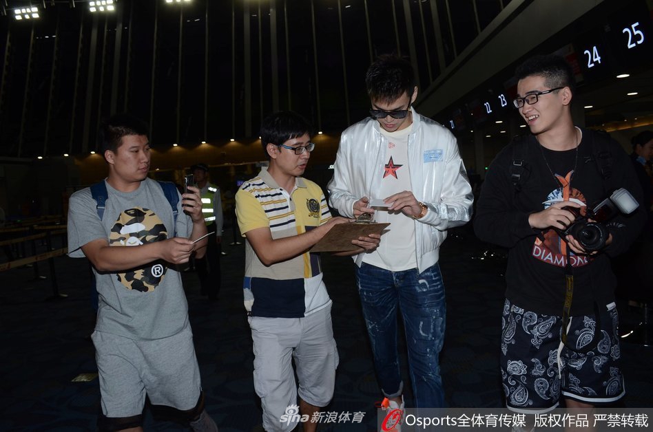 孙杨现身赶赴美国训练