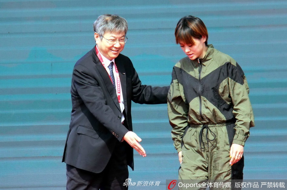 许海峰与刘翔妻子亮相汽车露营大会