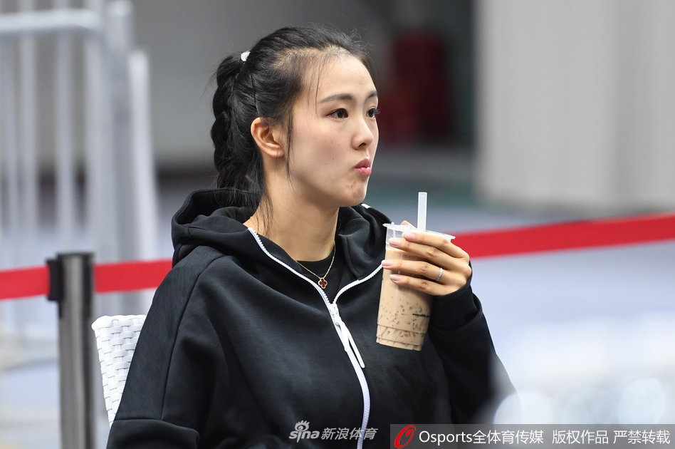 张常宁变身“奶茶妹妹” 为未婚夫加油