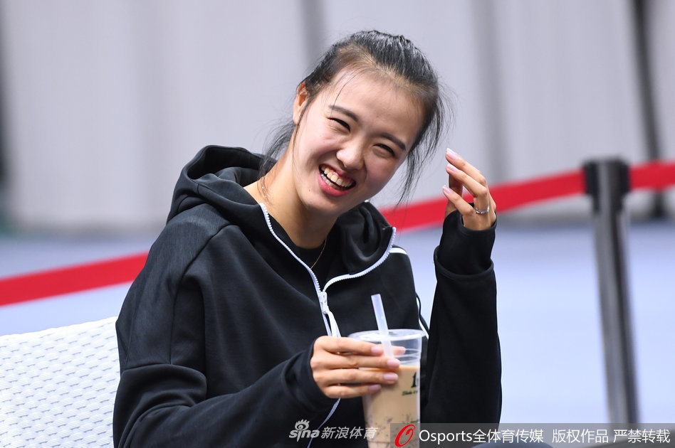 张常宁变身“奶茶妹妹” 为未婚夫加油