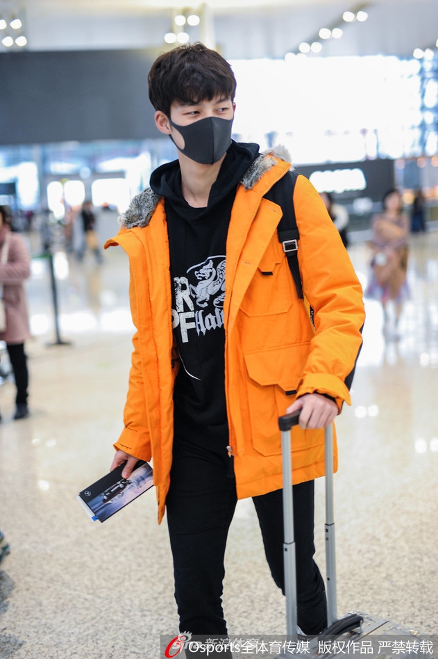 击剑男神董力现身上海虹桥机场