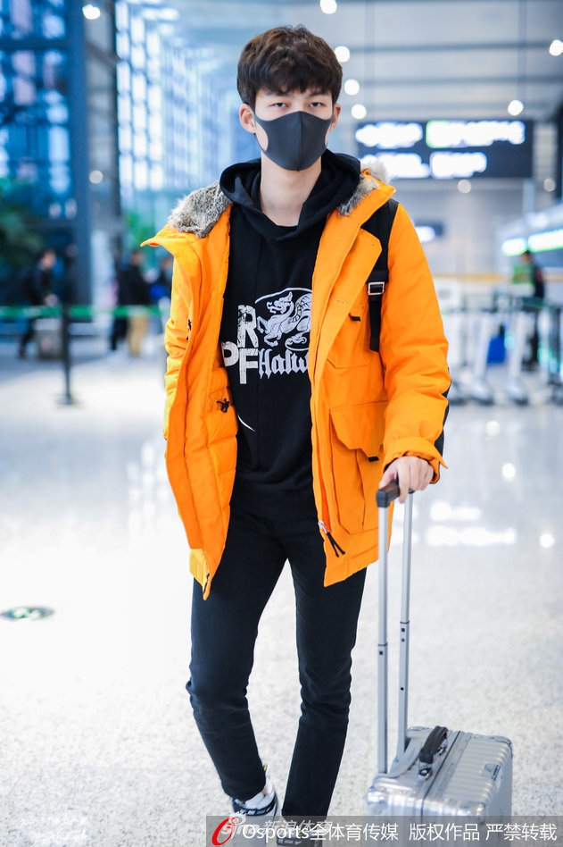 击剑男神董力现身上海虹桥机场