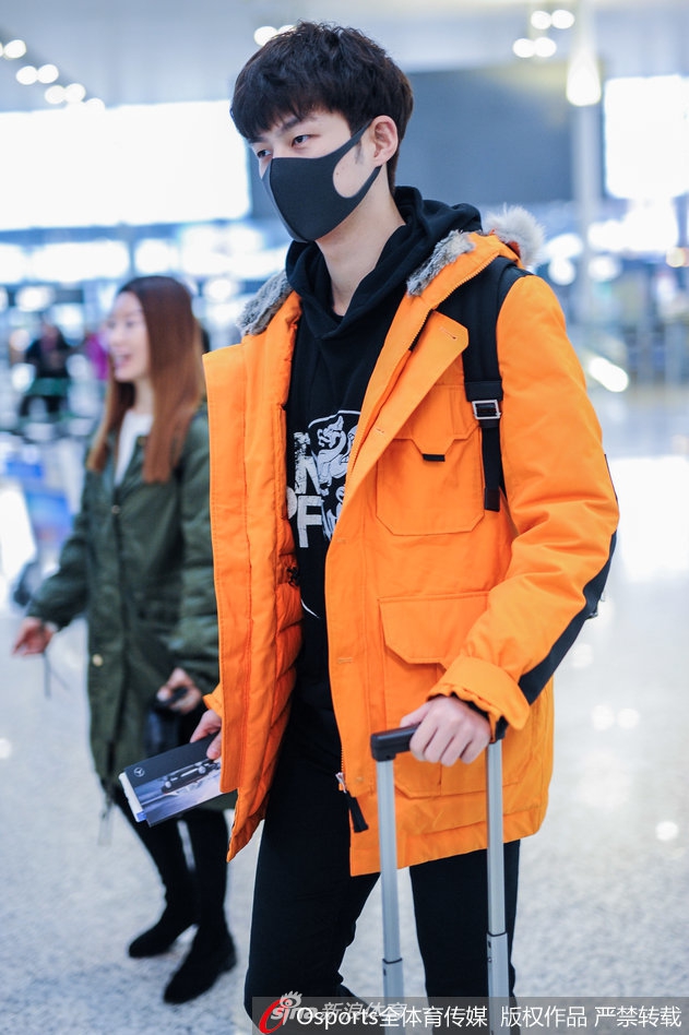 击剑男神董力现身上海虹桥机场