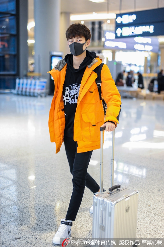 击剑男神董力现身上海虹桥机场