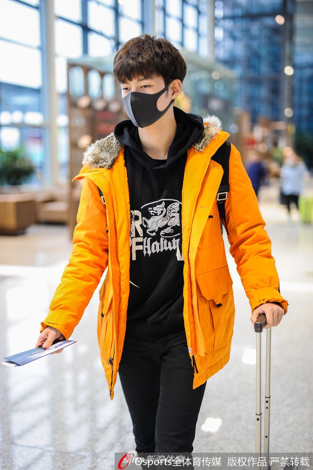 击剑男神董力现身上海虹桥机场