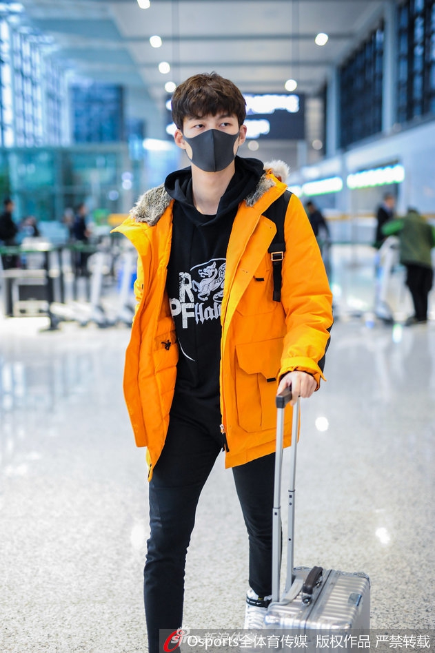 击剑男神董力现身上海虹桥机场