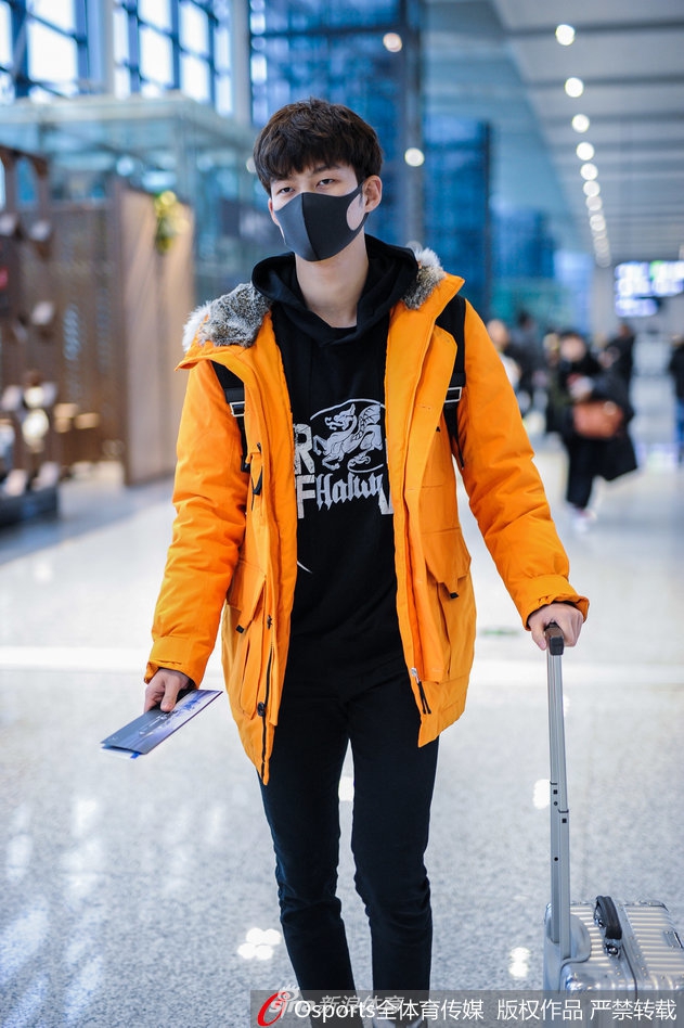 击剑男神董力现身上海虹桥机场